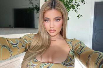 Kylie Jenner reaparece junto a la pequeña Stormi, a un mes de dar a luz a su segundo hijo