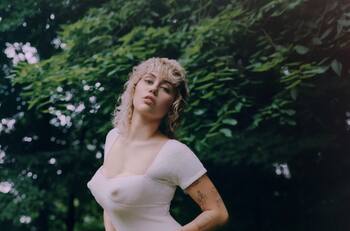 Miley Cyrus posa en topless para portada de revista