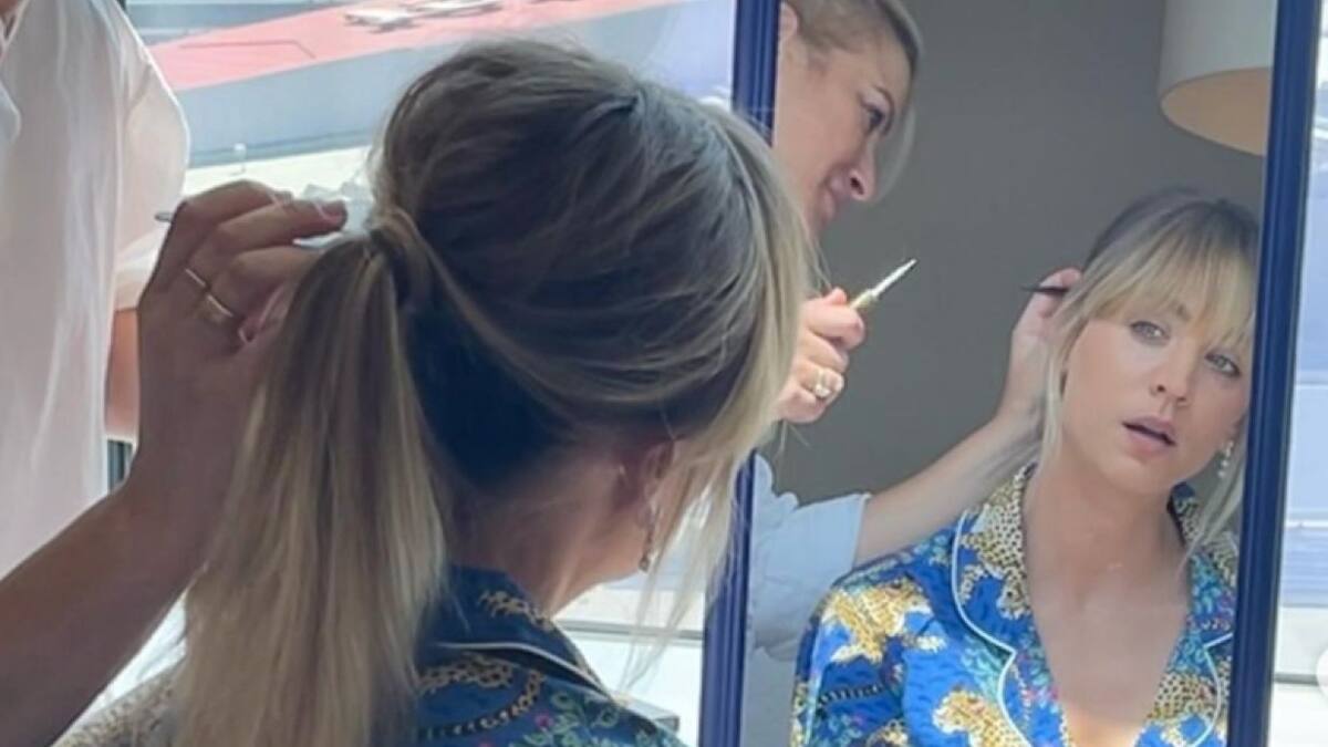 Los vaqueros de corte ancho son la estrella del otoño y Kaley Cuoco los pone de moda