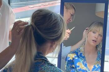 Los vaqueros de corte ancho son la estrella del otoño y Kaley Cuoco los pone de moda