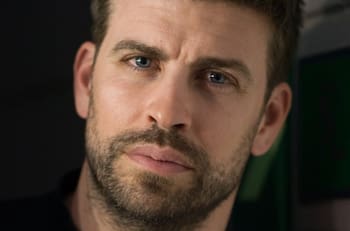Gerard Piqué revela que es su actual novia, Clara Chía, quien diseña su nuevo y estrafalario look