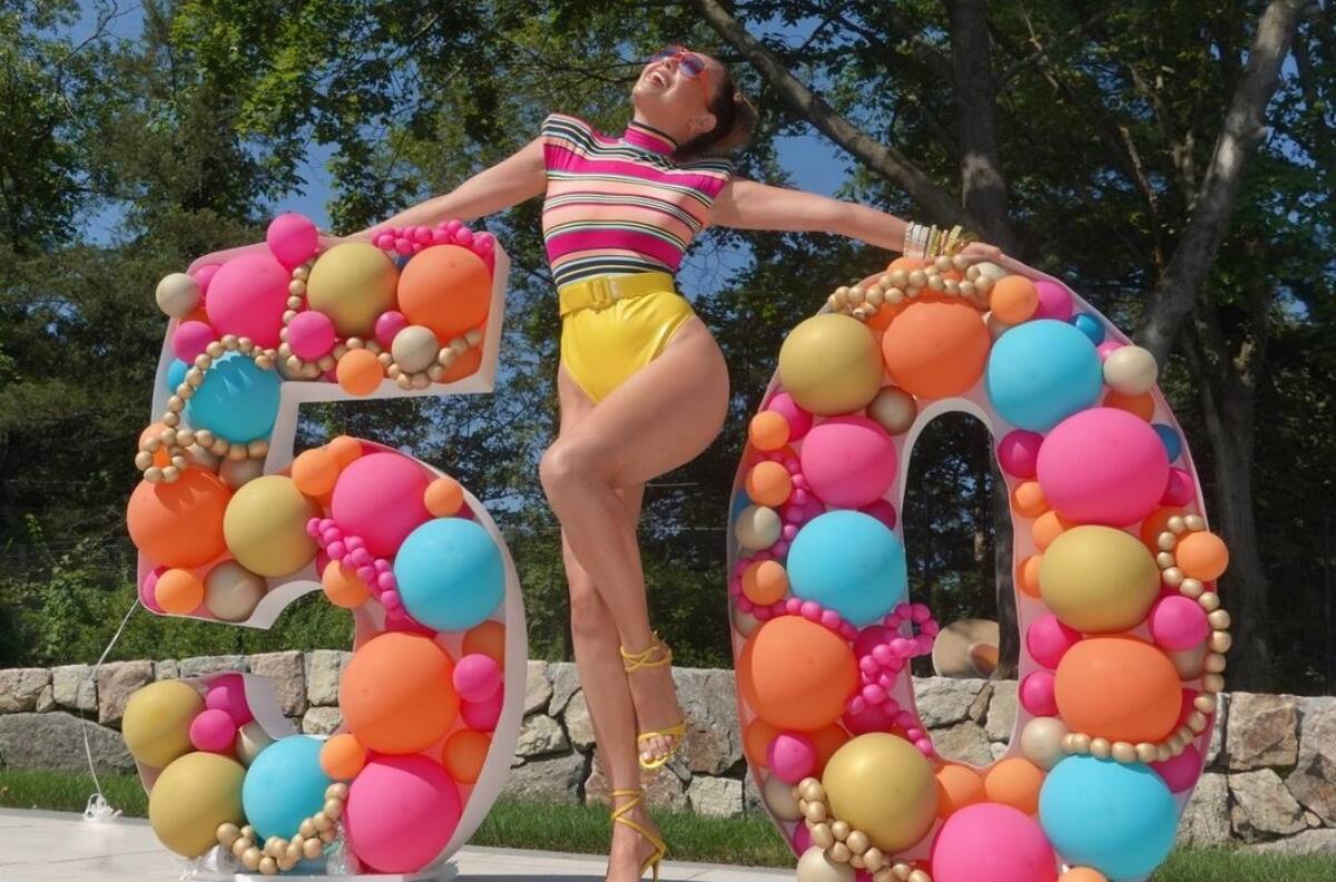 Thalía predica con el ejemplo y acude a realizarse su mastografía