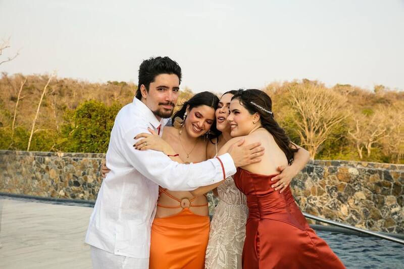 Su hijos Alex, Camila y América estuvieron presentes en su boda con Álvaro Favier.