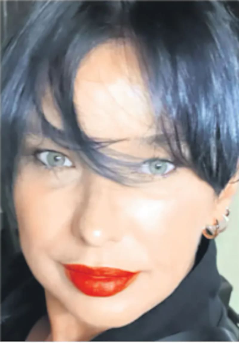 Así se veía Claudia Schmidt con el pelo negro azulado.