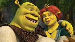 Video: La pareja que se volvió viral por casarse disfrazada de Shrek y Fiona