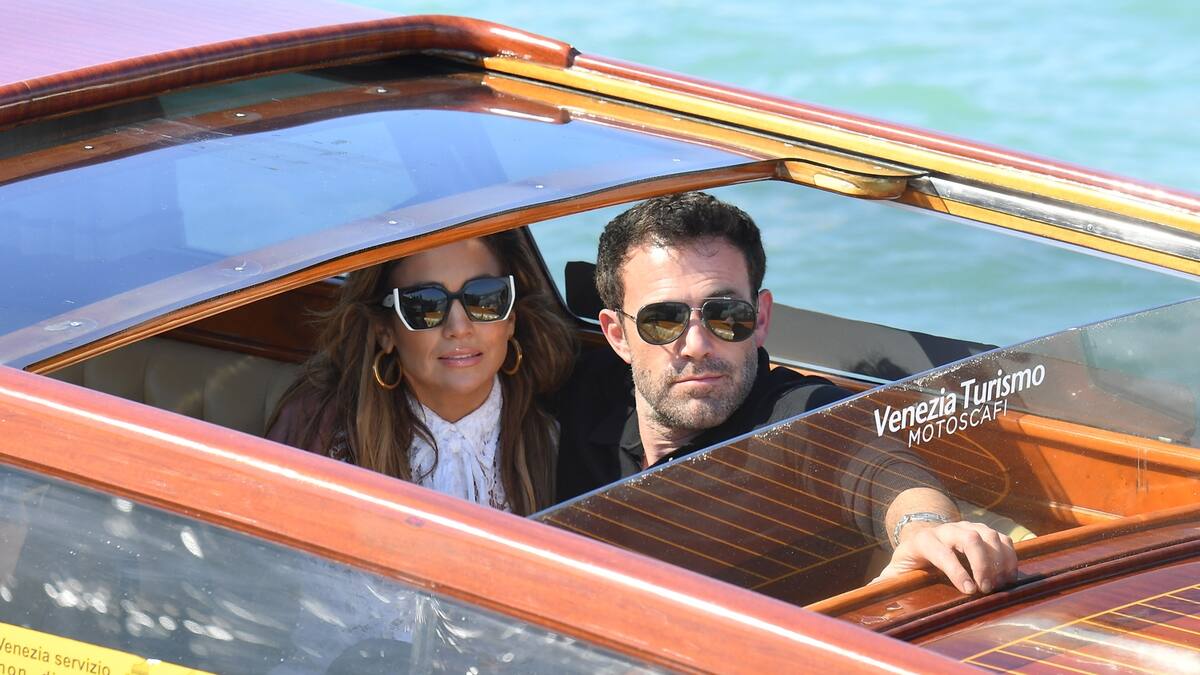 JLo y Ben Affleck desembarcan a todo lujo en Venecia