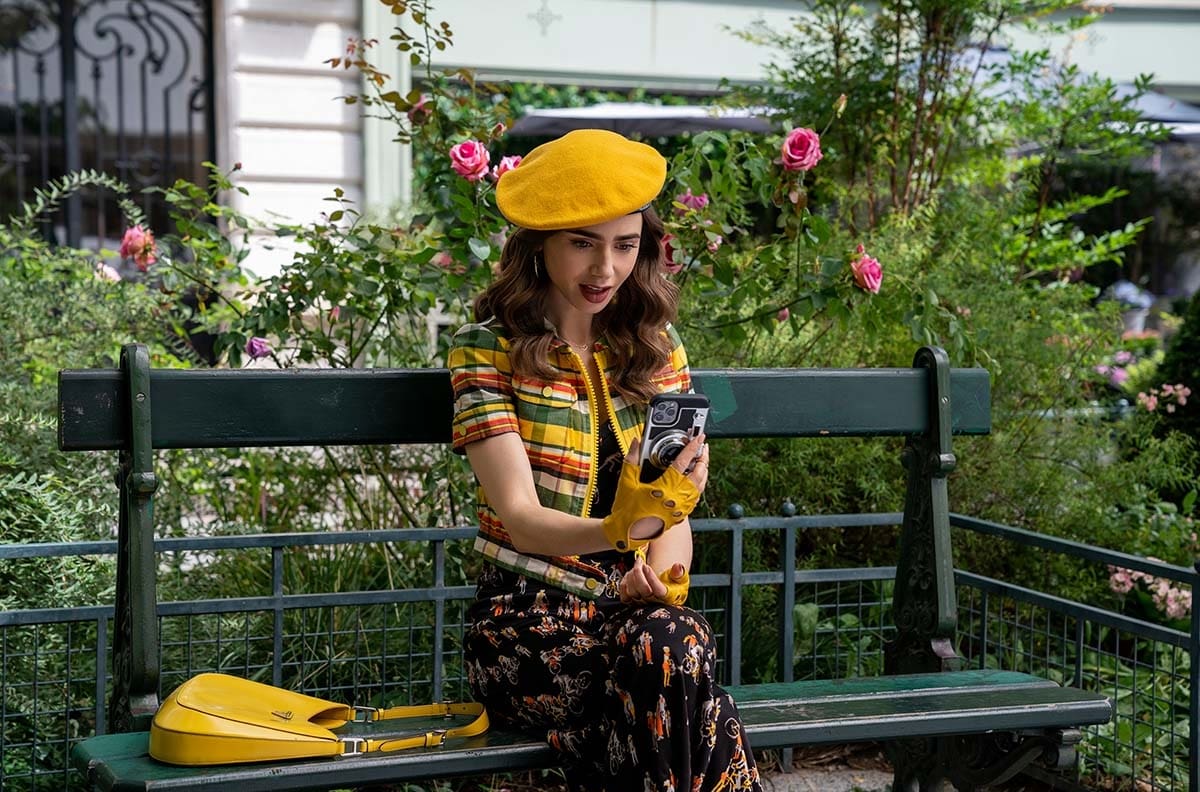 “Emily in Paris”: los looks más llamativos en la capital de la moda
