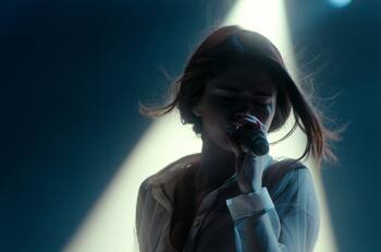 Selena Gomez estrena "My Mind & Me", tema que forma parte del lanzamiento de su crudo documental