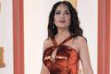 Salma Hayek comparte atrevida foto en sauna, sólo trae toallas encima
