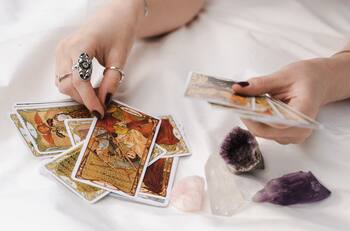 Tarot: Descubre qué hiciste y cómo tus vidas pasadas influyen en tu vida actual