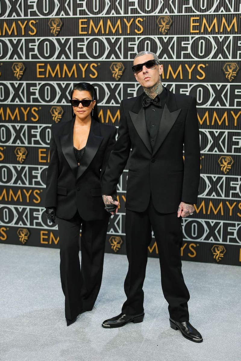 Kourtney Kardashian y Travis Barker llegaron combinados a los Premios Emmys 2024.