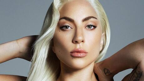 Reviven el video en el que Lady Gaga detuvo a Dalai Lama para que no le tocara las piernas