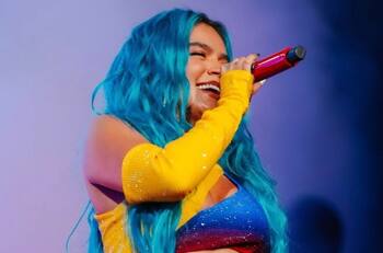 Karol G: así respondió a las felicitaciones de Luis Fonsi, Shakira, Ricky Martin y J Blavin tras show en Coachella
