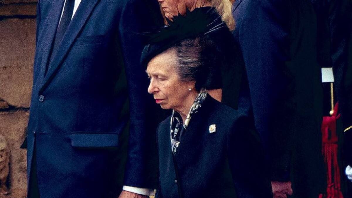 Princesa Anne acompañó el coche fúnebre de la reina Isabel por seis horas a Edimburgo y le rindió un emotivo tributo
