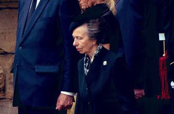 Princesa Anne acompañó el coche fúnebre de la reina Isabel por seis horas a Edimburgo y le rindió un emotivo tributo