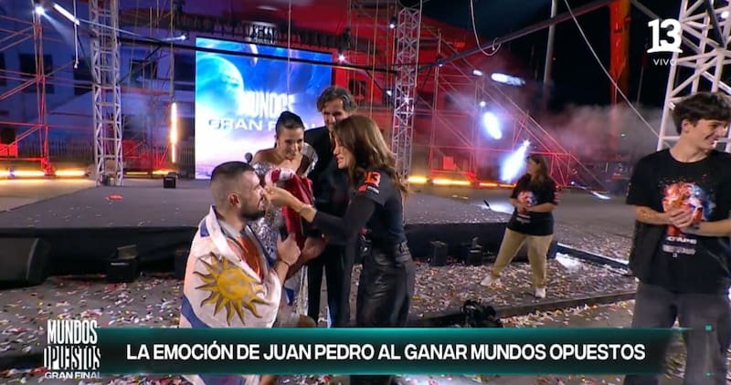 El uruguayo le pidió matrimonio a Karen Paola.