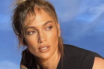 Jennifer Lopez adquiere fino collar de oro con el nombre de Ben Affleck