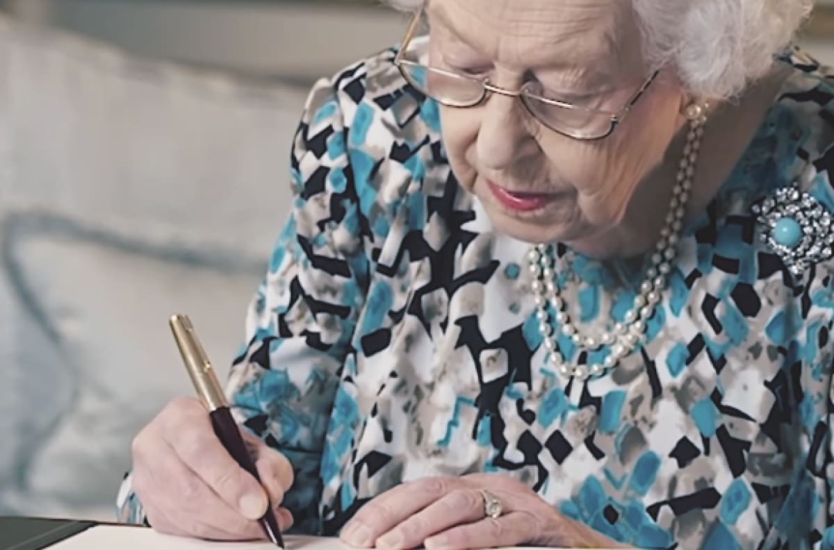 Reina Isabel II espera construir “una “cálida amistad” con Gustavo Petro, nuevo presidente de Colombia