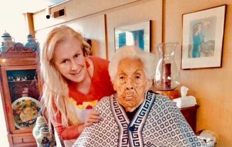 Laura Zapata y su abuela Eva Mange La actriz se ha hecho cargo totalmente del cuidado de su abuela, a quien considera como su madre - Créditos: Instagram: @laurazapata