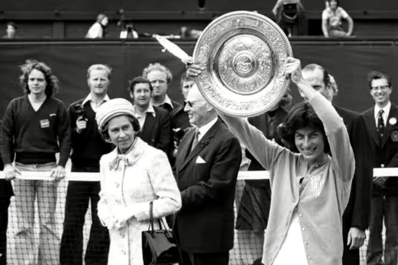 La monarca asistió a Wimbledon en 1977