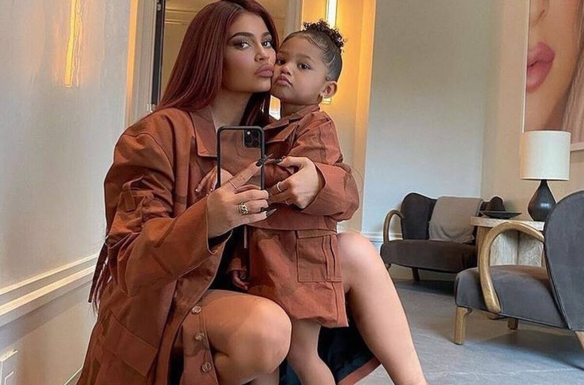 Stormi, la hija de Kylie Jenner está “fascinada” con su nuevo hermanito