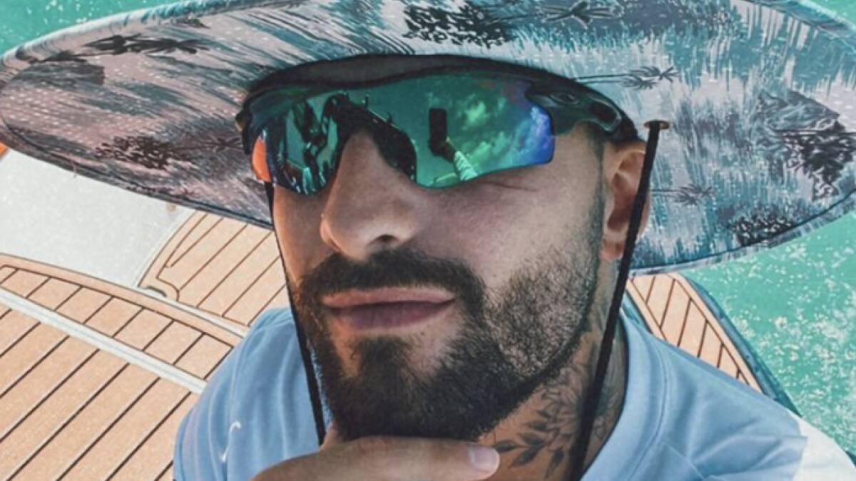 Maluma sorprende con su habilidad sobre tabla de surf