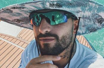 Maluma sorprende con su habilidad sobre tabla de surf