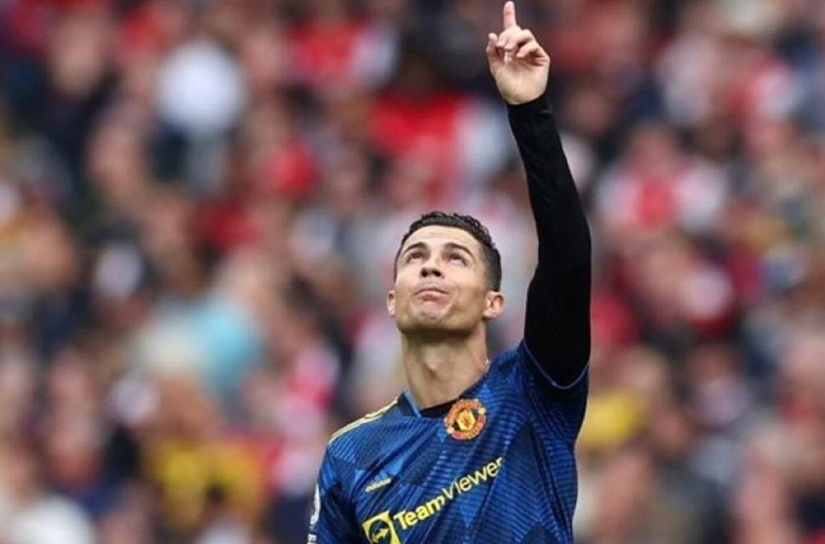 Cristiano Ronaldo comparte fotografía cargando a su pequeña recién nacida