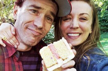 Kaley Cuoco presume su pancita de embarazada y enternece las redes sociales