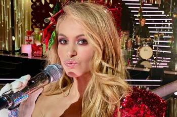 Paulina Rubio impactó a sus seguidores con sensual traje de Navidad