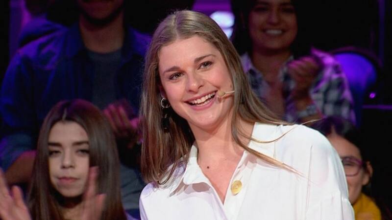 se sacó sus implantes mamarios por una condición médica.