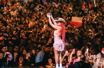 Viña del Mar: conoce a Matilda, la pequeña fan que le robó el corazón…y la Gaviota a Karol G