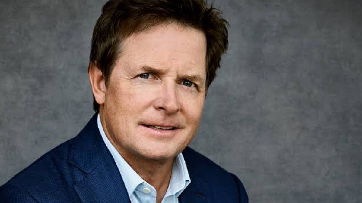 Protagonista de "Volver al Futuro" es captado en silla de ruedas en playas de México