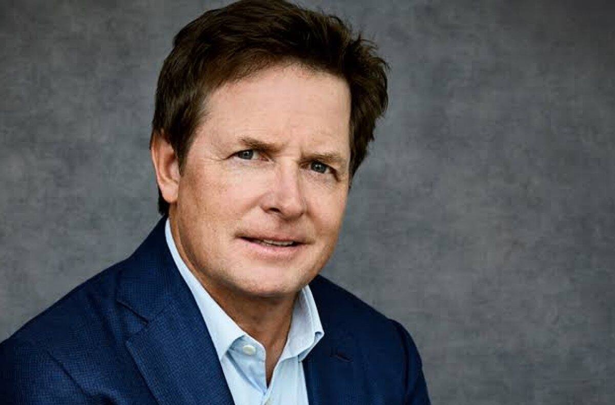 Protagonista de "Volver al Futuro" es captado en silla de ruedas en playas de México