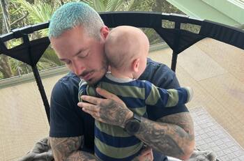 J Balvin se lastima la espalda al gatear junto a su hijo Río