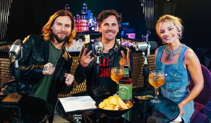 Los periodistas trabajan en Power Trio.