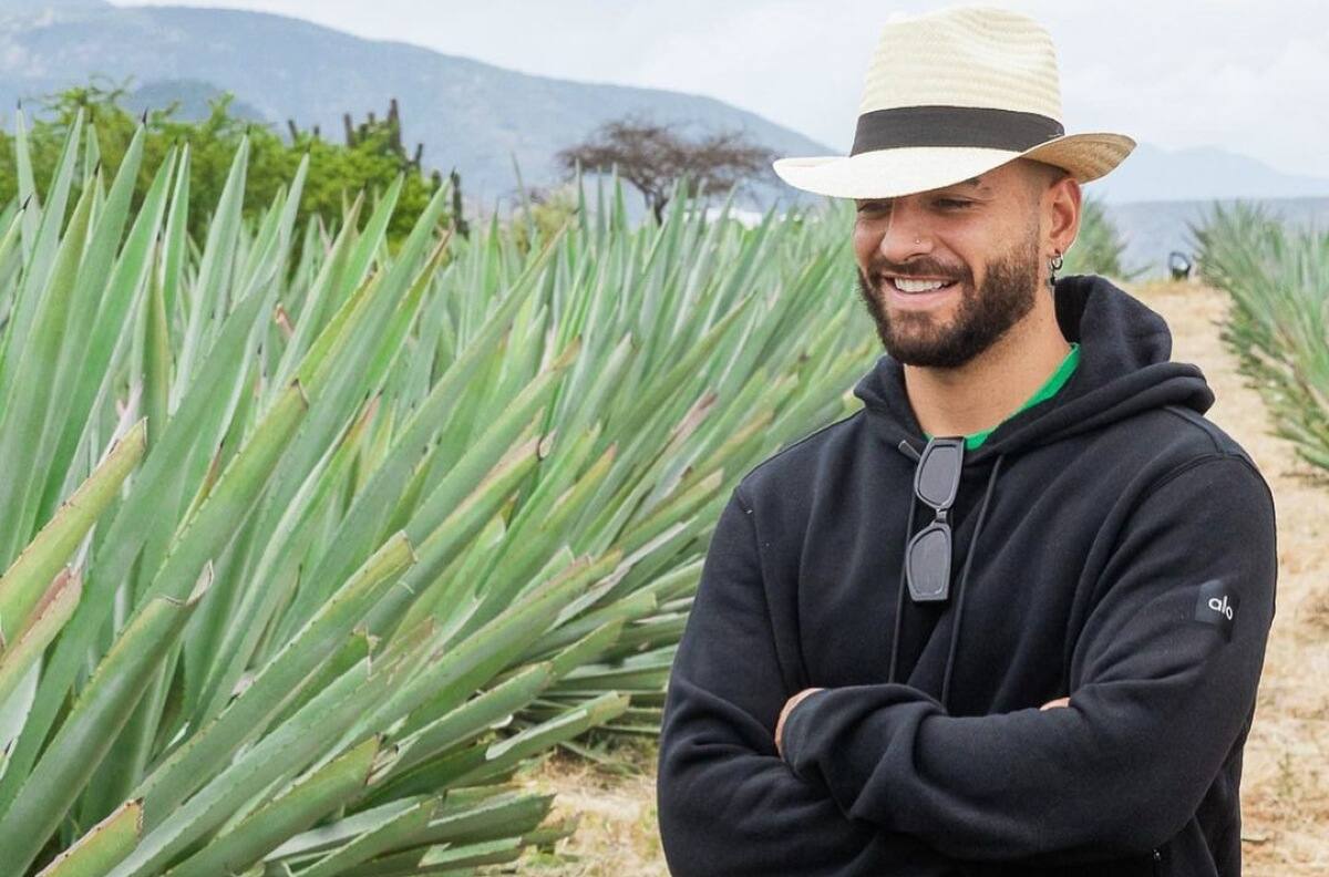 Maluma pasea por las calles de Oaxaca luego de presentar su mezcal Contraluz en esa ciudad