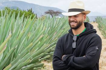 Maluma pasea por las calles de Oaxaca luego de presentar su mezcal Contraluz en esa ciudad