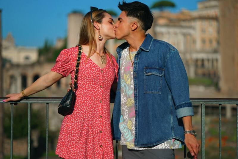 Francisca Armstrong y Nicolás Contreras viajaron a Europa para grabar escenas.