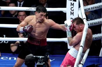Equipo de Dmitry Bivol asegura que Canelo es quien no quiere la revancha ¿Miedo?