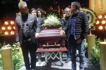 Homenaje a Vicente Fernández: sus hijos y nietos hicieron la primer guardia de honor