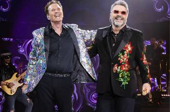 Lucerito Mijares y Alexander Acha acompañan a sus padres, Emmanuel y Manuel Mijares, en un show en vivo