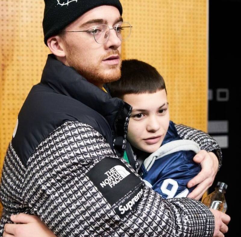 El actor se despide de Angus en redes sociales tras darse a conocer su muerte