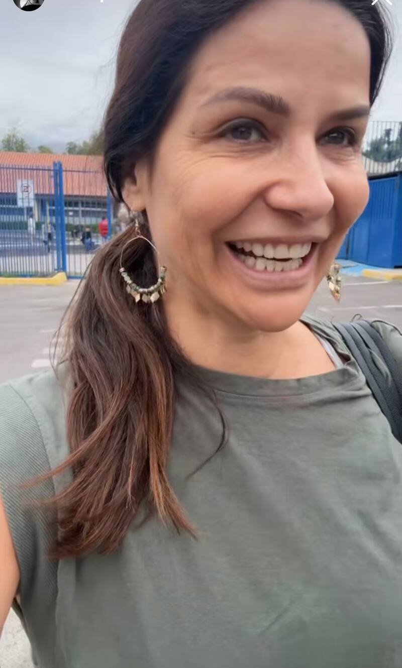 La comunicador afuérenla a votar muy relajada.