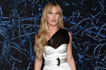 Millie Bobby Brown apuesta por el rubio y luce mayor en la premiere de "Stranger Things 4"