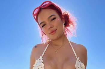 El video viral en el que un fan de Karol G recrea a la cantante con crema dental