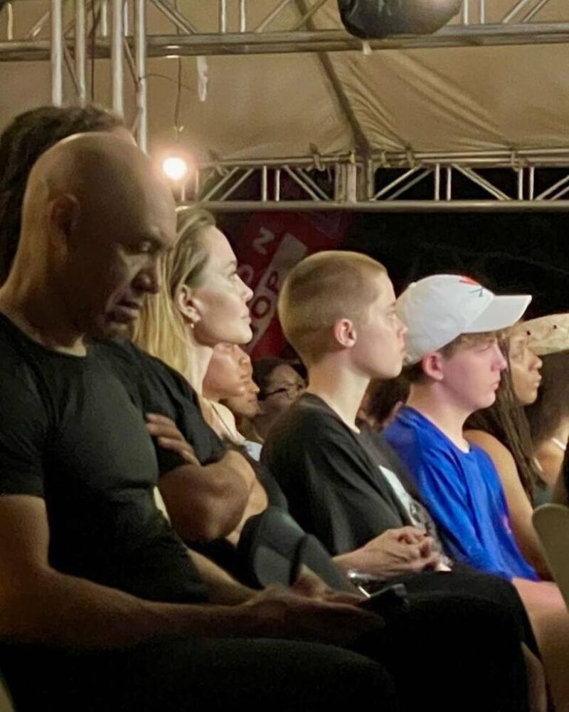 La hija biológica de Angelina Jolie y Brad Pitt Shiloh Jolie reapareció con su madre, en el Festival Literario Internacional de Calabash en Treasure Beach.