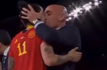 VIDEO | “Fue un gesto inaceptable”: Presidente de España y polémico beso de Luis Rubiales en festejo de la Selección