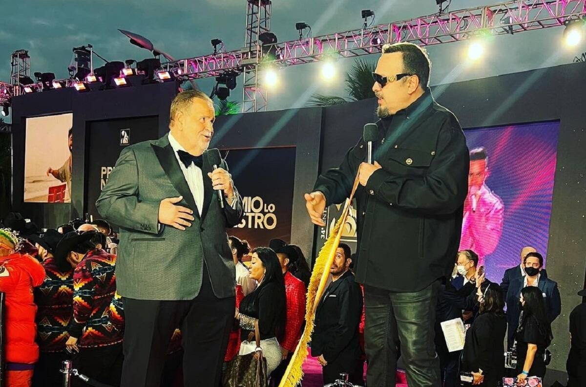 Gordo, el perro de Pepe Aguilar que se robó la alfombra roja de Premio Lo Nuestro