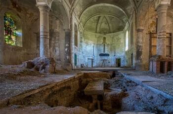 VIDEO: Youtuber descubre cadáver mientras grababa en una iglesia abandonada